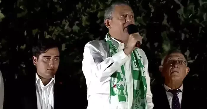 CHP lideri Özel, AK Parti Gençlik Kollarına seslendi: Reisiniz maçı kaybetti, topu kesmek istiyor! Müsaade etmeyin. Verin, biz maça çıkacağız deyin