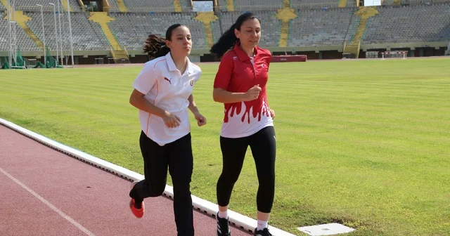 Küçük yaşta atletizme başlayan akademisyen anne, şimdi kızıyla yarışlara hazırlanıyor İzmir Haberleri