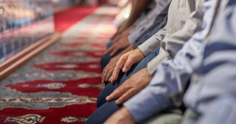 Cuma namazı nasıl kılınır? Cuma namazı kaç rekat ve namazda hangi dualar ile sureler okunur?