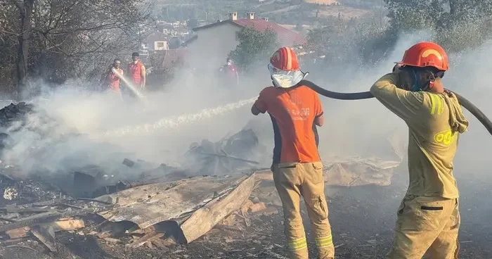 Kocaeli deki orman yangınına 10 helikopter ve 6 uçakla müdahale sürüyor