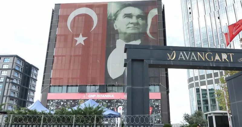 Gürsel Tekin CHP nin Sarıyer deki eski İl Başkanlığı binasında