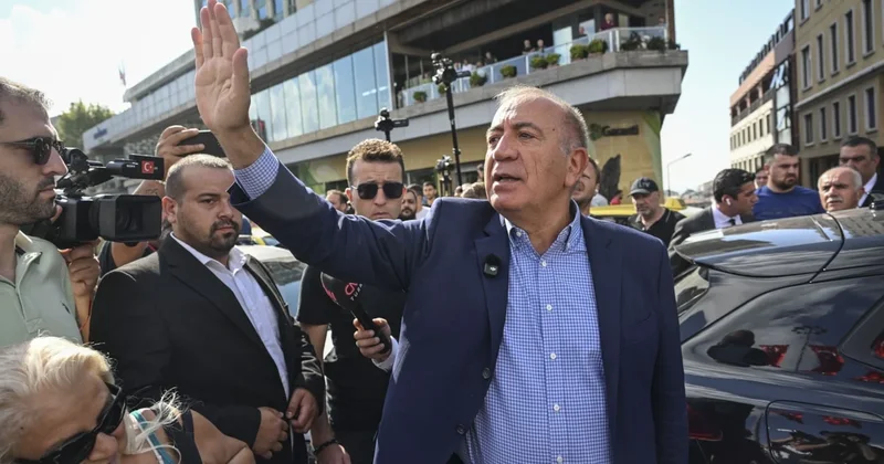 Gürsel Tekin, çakarlı aracıyla CHP nin Sarıyer deki binasında Sözcü Gazetesi