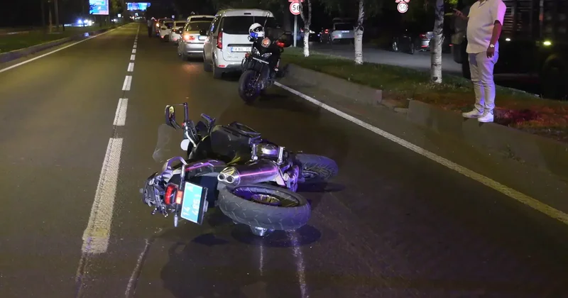 Refüjdeki çimler sulanırken, ıslanan yolda motosikletli iki yunus ekibi kaza yaptı: 4 yaralı