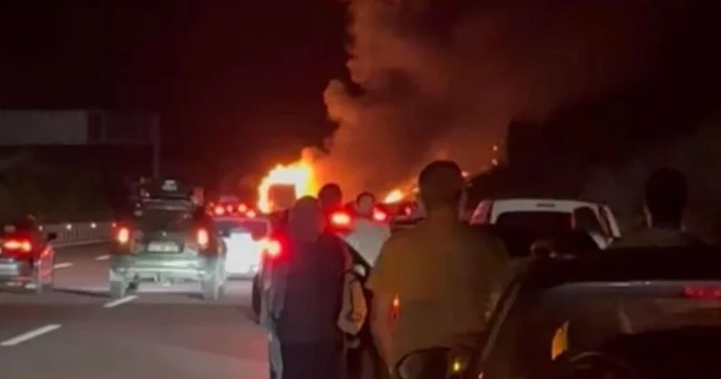 Yalova da seyir halinde alev alan TIR küle döndü Güncel haberler
