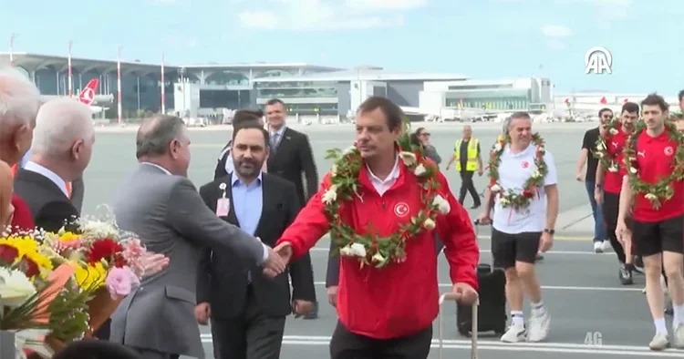 Avrupa ikincisi 12 Dev Adam yurda döndü! Türk bayrakları ve çiçeklerle karşılandılar