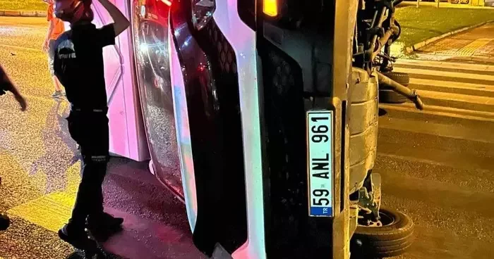 Edremit’te kavşağa kontrolsüz giriş kazaya neden oldu: Kamyonet devrildi!