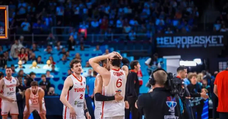 Altın saniyeler içinde kaçtı! Avrupa, 12 Dev Adam için saygı duruşuna geçti