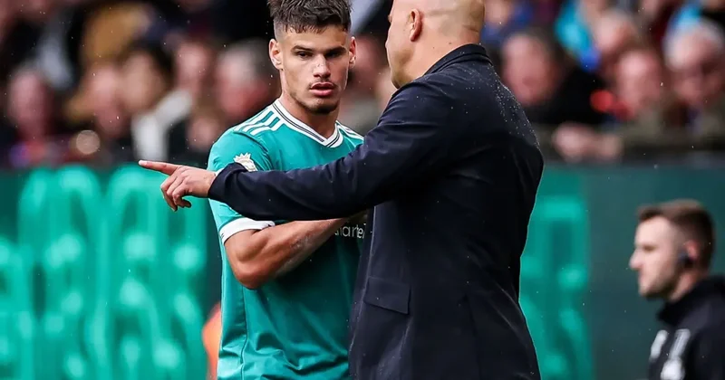 Liverpool da Arne Slot, kendisini yere atarak sarı kart gören oyuncusuna cezayı kesti
