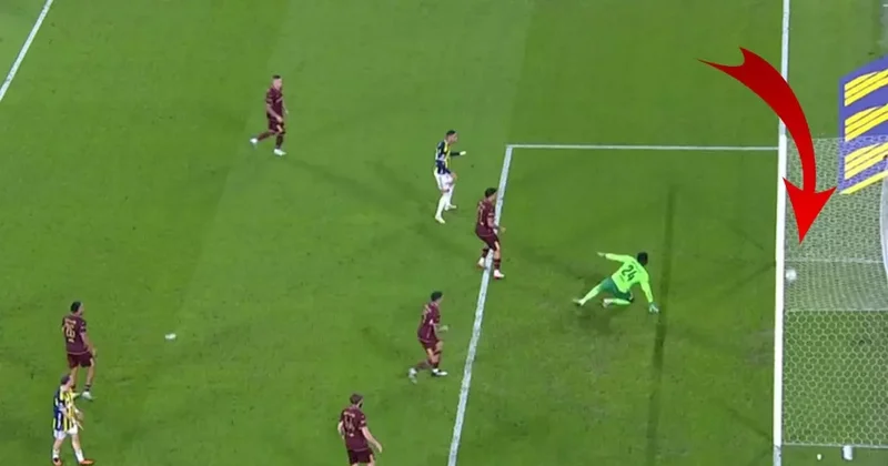 Gol mü değil mi? Ünlü yorumcular ülkeyi ikiye bölen pozisyonda tereddütsüz görüş belirtti