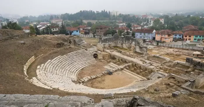 Antik Tiyatro aslına dönecek kazı alanı genişleyecek