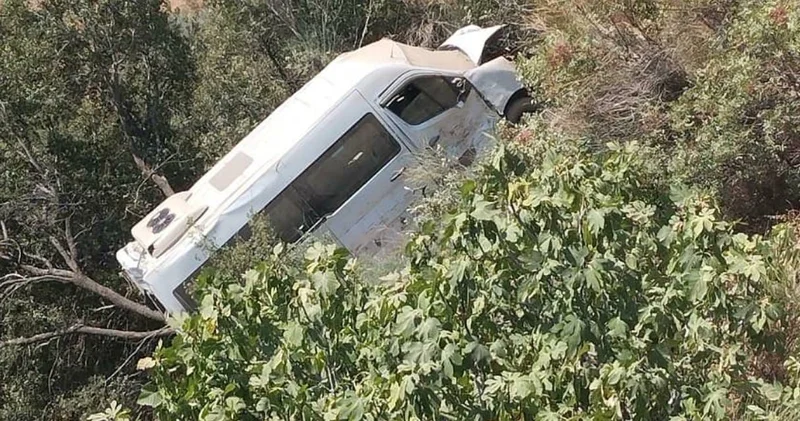 Aydın da öğrencileri taşıyan servis uçuruma devrildi
