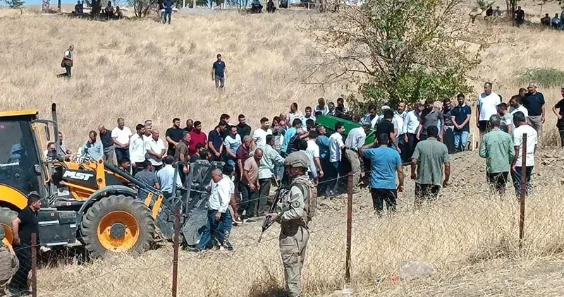 Batman’da silahlı saldırıda öldürülen çift ile 2 çocuğu toprağa verildi, gözaltı sayısı 18’e çıktı