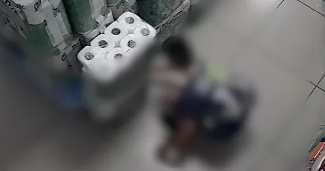 Bursa da bir çocuğun markette peçeteleri yakma anı güvenlik kameralarınca kaydedildi VİDEO İZLE