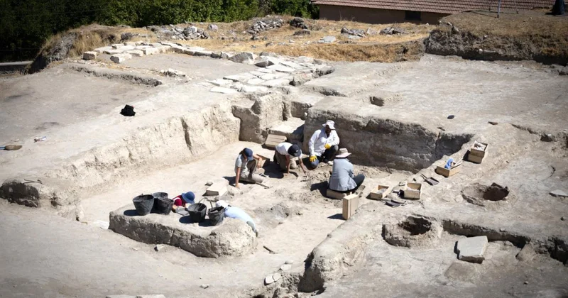 Arslantepe Höyüğü nde 8 bin yıllık geçmişi işaret eden seramik küp parçaları bulundu
