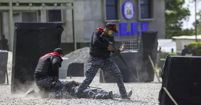 Trump gözdağı vermişti, Venezuela dan gelen görüntüler dikkat çekti! Gönüllü olarak silahlandılar...