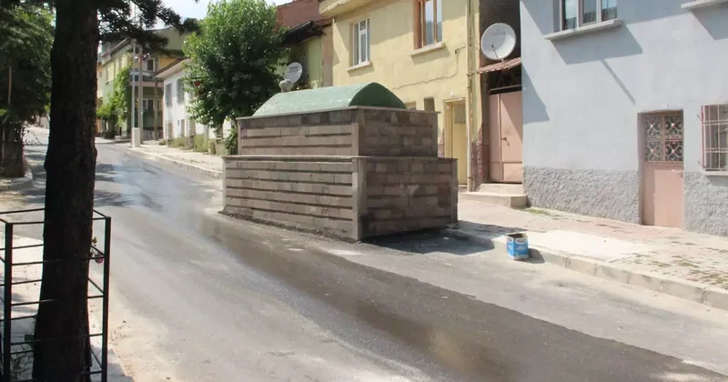 60 yılı aşkındır yol ortasında duruyor, kaldırmaya çalışan kepçe kırılıyor