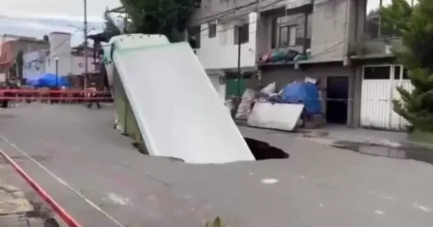 Yolun ortasında çıkan dev çukur tırı yuttu!