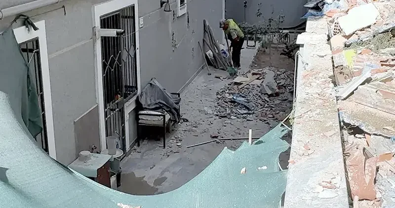 Avcılar daki binanın yıkımı sırasında yandaki evin bahçesine molozlar düştü
