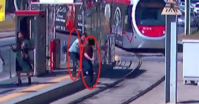 Tramvayı fark etmeyip karşıya geçmek isteyen vatandaşı, güvenlik görevlisi kurtardı; o anlar kamerada Kayseri Haberleri