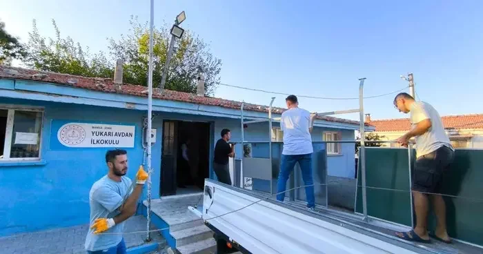 Soma’da eğitimde dayanışma: Etkileşimli tahtalar okullara ulaştı