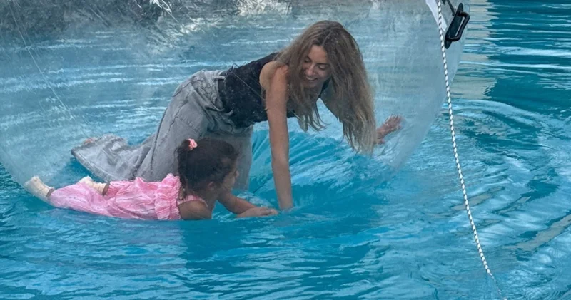 Sinem Kobal ile kızı Leyla dan balon oyunu