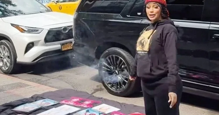 Cardi B şov yaptı… Yeni albümünü metroda sattı