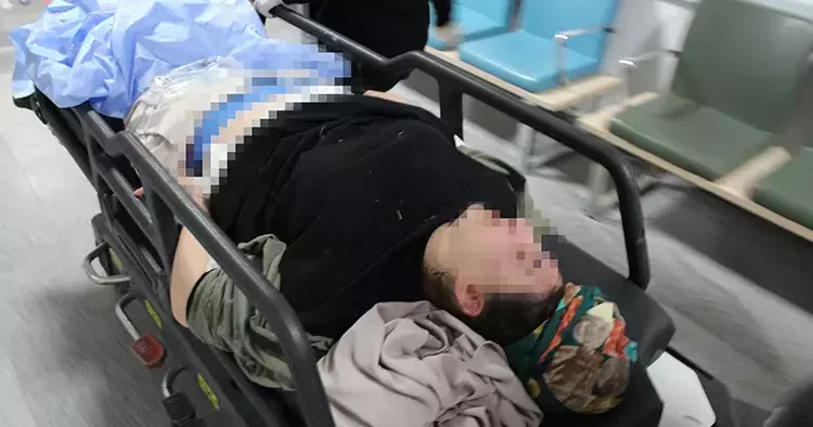 Genç kız, cebinden çıkarmaya çalıştığı silahla kendini vurdu