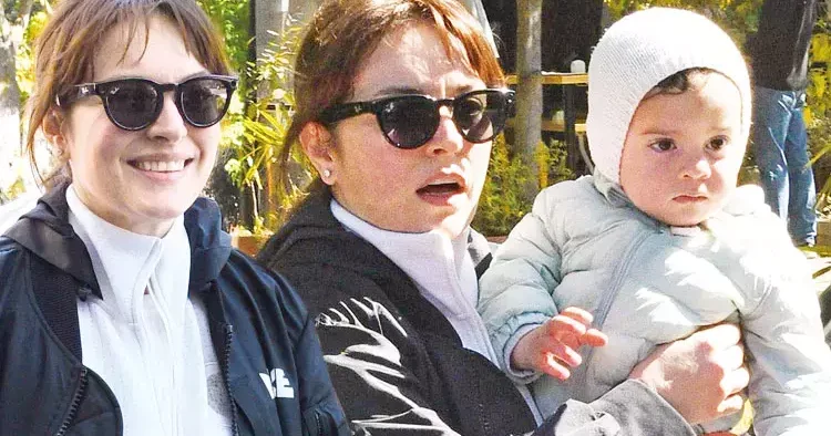 Ezgi Mola nın oğlu Can ile park keyfi: Yazı İzmir de geçireceğiz