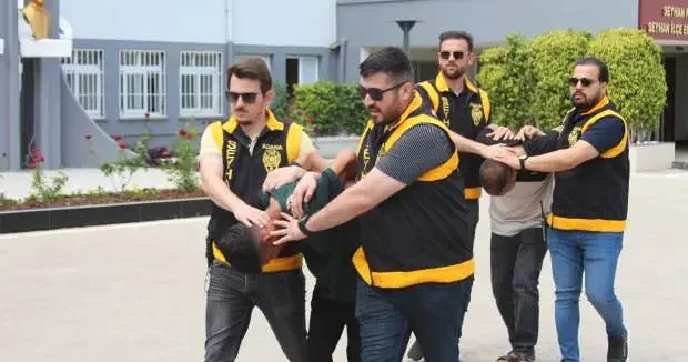 Adana haberleri Genç kadının çağrısına inandı: İş insanına akılalmaz tuzak! 600 bin TL si gaspedildi 16 Mayıs 2025