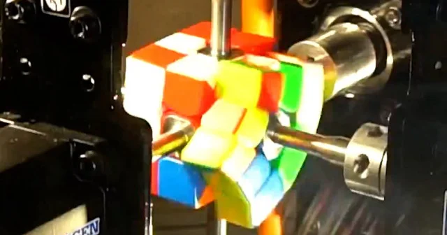 ABD de öğrenciler zeka küpünü 0.1 saniyede çözebilen robot geliştirdi VİDEO İZLE