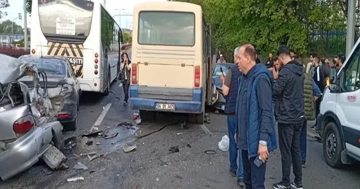 Ankara da feci kaza! Minibüsün kırmızı ışıkta bekleyen araçlara çarptı... 14 kişi yaralandı