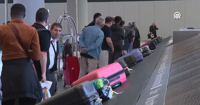 Türk vatandaşlarını taşıyan ilk uçak İstanbul a geldi