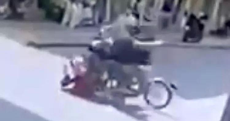Her biri farklı yönden geliyordu... 3 motosikletin çarpıştığı kaza kamerada