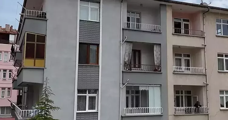 Kiracıdan haber alamayınca çilingirle evine girdi, kan donduran gerçekle karşılaştı! Buzdolabı ve dondurucuda poşetler içindeydi...
