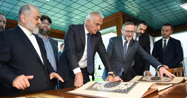 Bakan Ersoy dan hat sanatının kalbine ziyaret: İstanbul Mushafı nı inceledi VİDEO İZLE