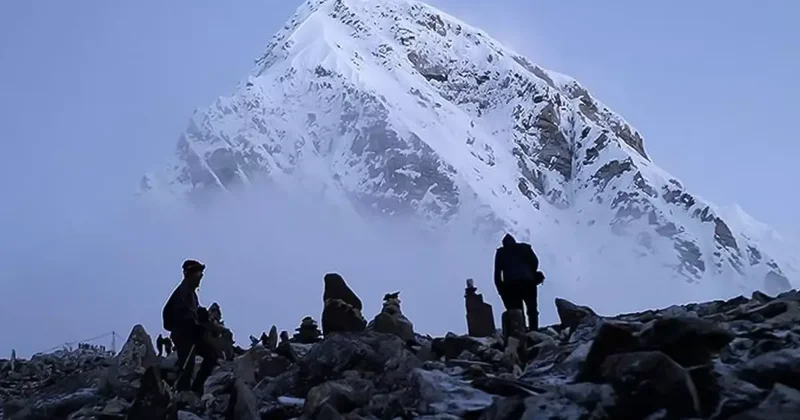 Hint dağcı Everest Dağı nın zirvesinde hayatını kaybetti