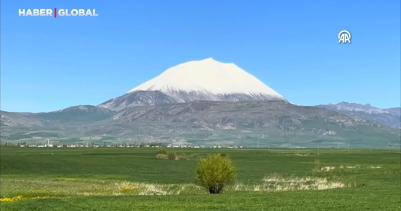 Kösedağ ın zirvesi baharda karla kaplandı
