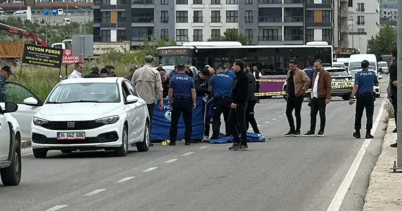 Otomobiliyle önünü kestiği boşanma aşamasındaki eşini tabancayla öldürdü