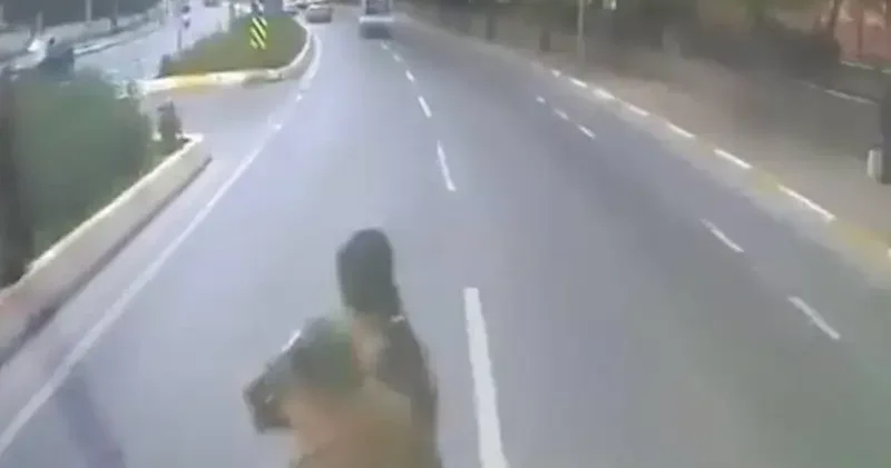 Esenyurt ta TIR şoförü kırmızı ışıkta geçen yayaları son anda fark edip durdu