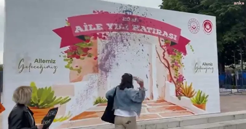 Kadınlar AKP nin Aile Yılı panosuna mor boya fırlattı