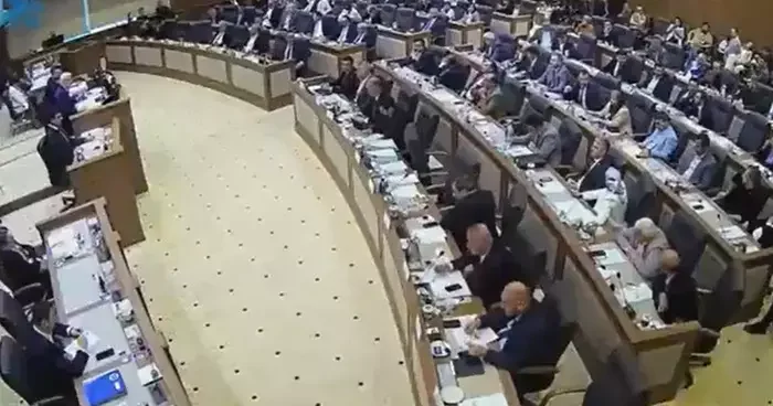 Bursa Belediye Meclisi nde ortalık karıştı! AK Partili ve CHP li üye birbirine girdi
