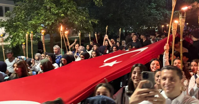 Diyarbakır da Türk bayrakları ve meşalelerle Fener Alayı yürüyüşü yapıldı VİDEO İZLE