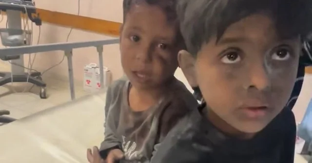İşgalci İsrail masum çocukların üzerlerine bomba yağdırdı VİDEO İZLE