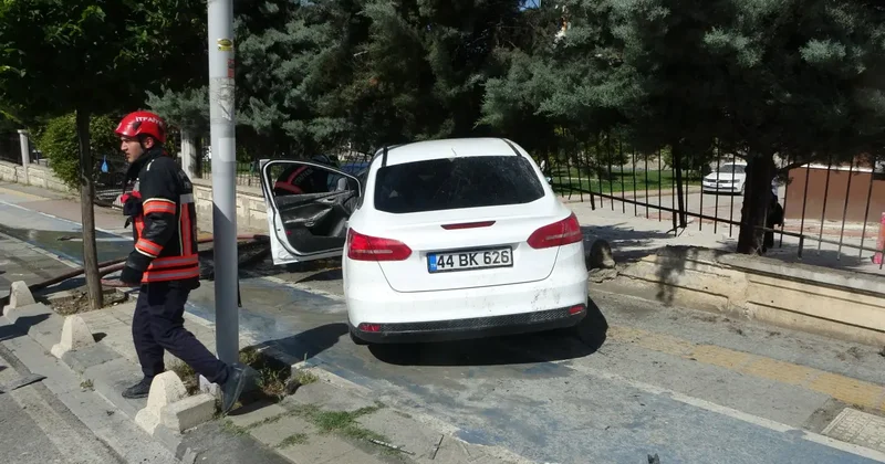 Korkunç kaza: Önce otomobile sonra duvara çarpan araç alev aldı!