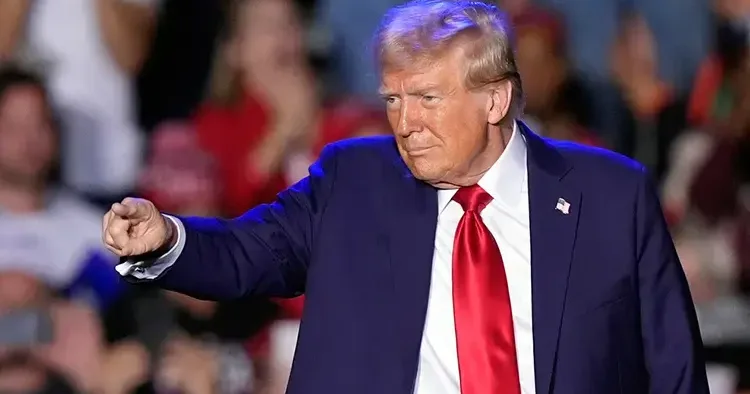 Trump Çinli çip üreticilerini kara listeye alıyor