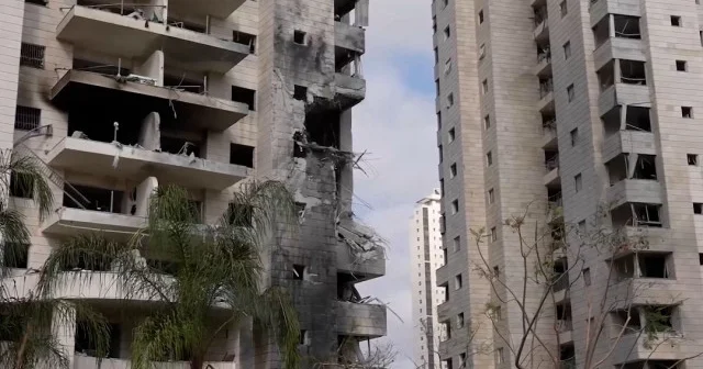 İran ın İsrail e fırlattığı balistik füzeler Tel Aviv e isabet etti: Yerleşim yerlerindeki yıkımın boyutu gün ağarınca ortaya çıktı VİDEO İZLE