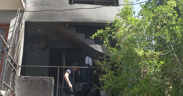 İzmir de 3 katlı binada yangın paniği; Defne yi mahalleli kurtardı İzmir Haberleri