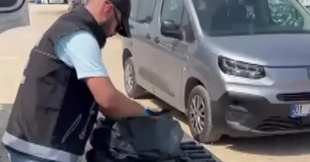 Adana da silah kaçakçılarının zulası böyle tespit edildi: Traktör ün motorundan 420 tabanca çıktı VİDEO İZLE
