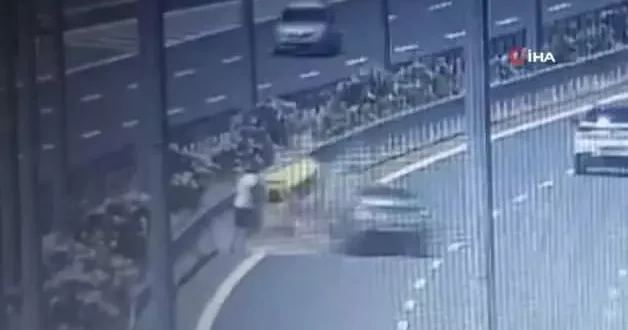 Sol şeritte bekleyen taksiye araba çarptı: 1 ölü
