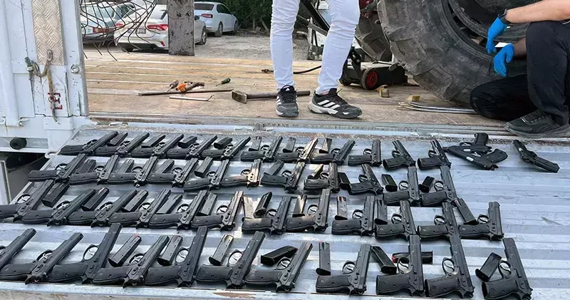 TIR daki traktöre gizlenmiş 420 ruhsatsız tabanca ele geçirildi; şoför tutuklandı
